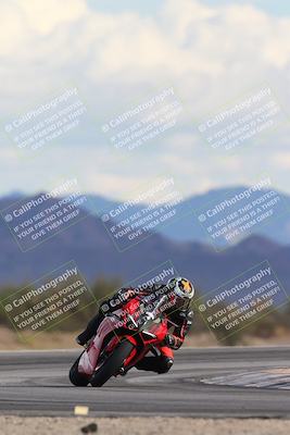 media/Nov-16-2025-Race Pace (Sun) [[8c5fa54630]]/Non Verified Riders (1st 20 Minutes)/5-Turn 15 (110pm)/